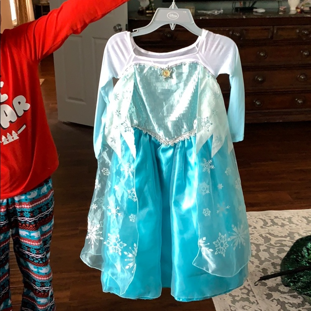 Elsa frozen Halloween costume with shoes.